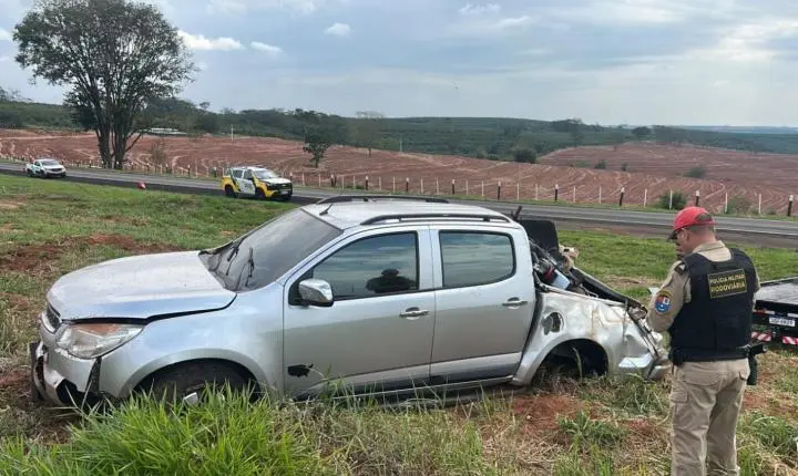Caminhonete sai da pista entre Francisco Alves e Iporã e motorista fica ferido.