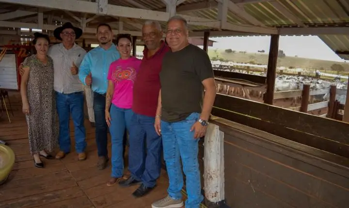 Carreata com 17 carretas marca a chegada de 517 bovinos e anima o setor econômico de Iporã