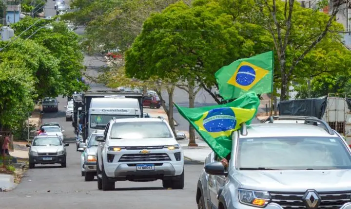 Carreata em apoio a Flávio Bolsonaro percorre ruas de Iporã