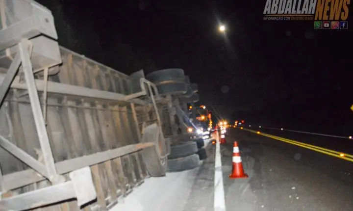 Carreta carregada tomba às margens da PR-323 próximo ao posto da Polícia Rodoviária Iporã