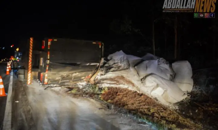 Carreta carregada tomba às margens da PR-323 próximo ao posto da Polícia Rodoviária Iporã