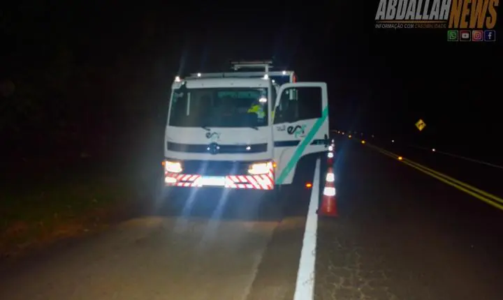 Carreta carregada tomba às margens da PR-323 próximo ao posto da Polícia Rodoviária Iporã