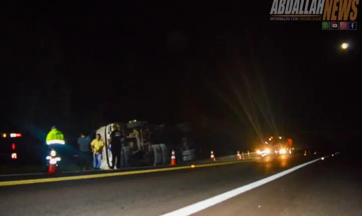 Carreta carregada tomba às margens da PR-323 próximo ao posto da Polícia Rodoviária Iporã