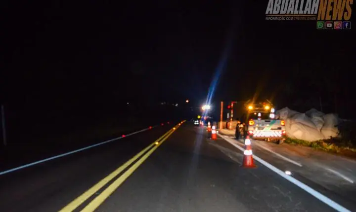 Carreta carregada tomba às margens da PR-323 próximo ao posto da Polícia Rodoviária Iporã