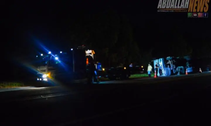 Carreta carregada tomba às margens da PR-323 próximo ao posto da Polícia Rodoviária Iporã