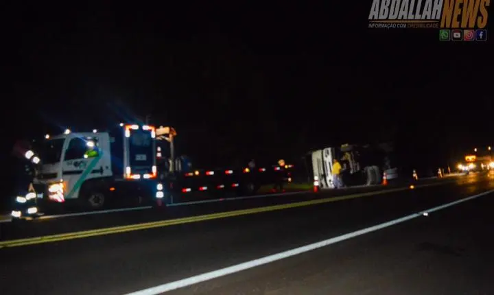 Carreta carregada tomba às margens da PR-323 próximo ao posto da Polícia Rodoviária Iporã