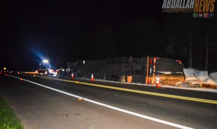 Carreta carregada tomba às margens da PR-323 próximo ao posto da Polícia Rodoviária Iporã