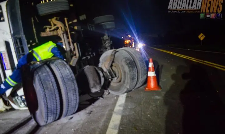 Carreta carregada tomba às margens da PR-323 próximo ao posto da Polícia Rodoviária Iporã