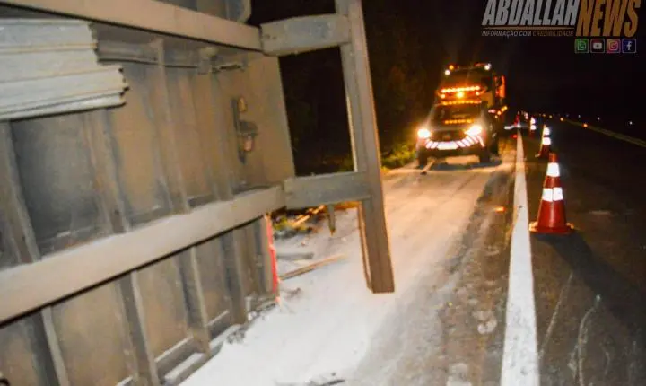Carreta carregada tomba às margens da PR-323 próximo ao posto da Polícia Rodoviária Iporã