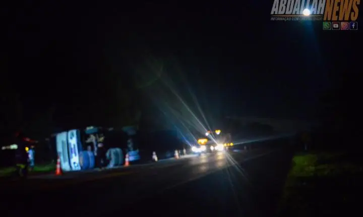 Carreta carregada tomba às margens da PR-323 próximo ao posto da Polícia Rodoviária Iporã