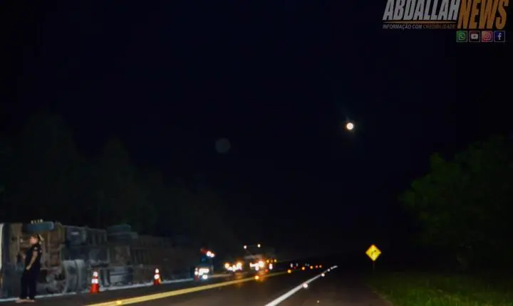 Carreta carregada tomba às margens da PR-323 próximo ao posto da Polícia Rodoviária Iporã