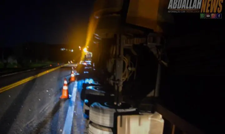 Carreta carregada tomba às margens da PR-323 próximo ao posto da Polícia Rodoviária Iporã