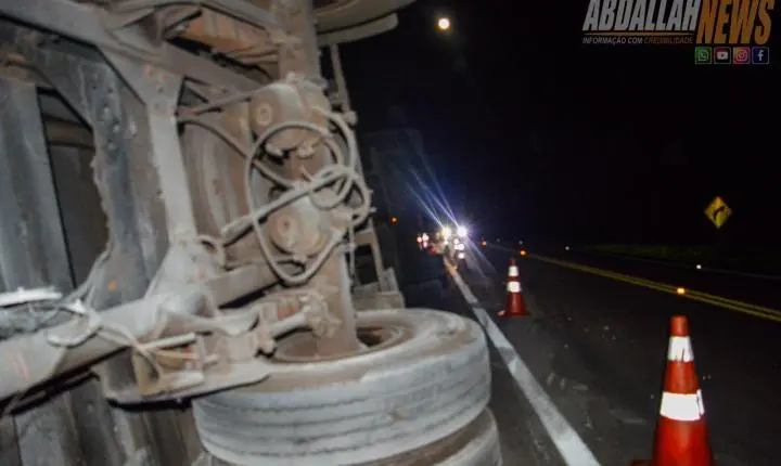 Carreta carregada tomba às margens da PR-323 próximo ao posto da Polícia Rodoviária Iporã