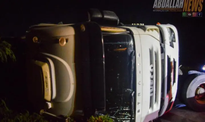 Carreta carregada tomba às margens da PR-323 próximo ao posto da Polícia Rodoviária Iporã