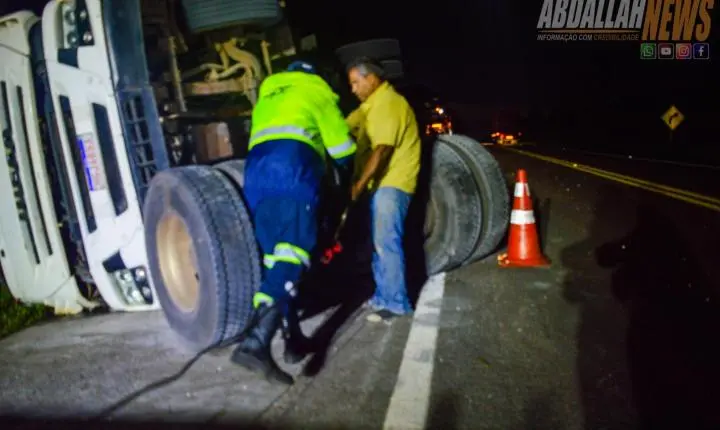 Carreta carregada tomba às margens da PR-323 próximo ao posto da Polícia Rodoviária Iporã