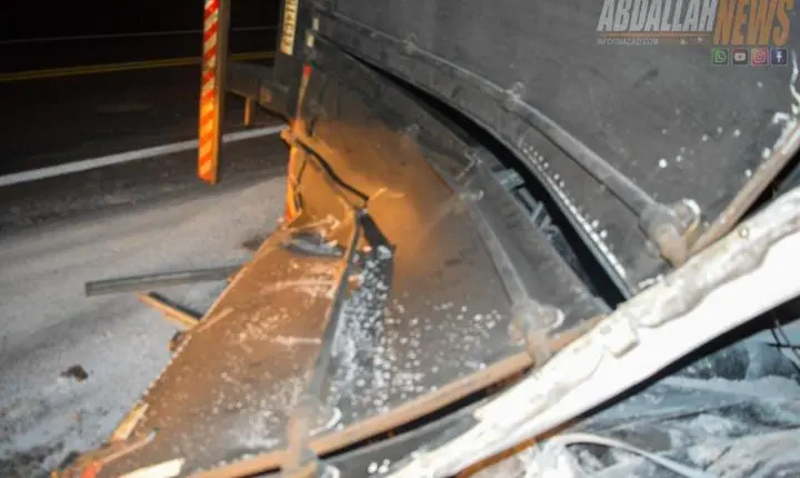 Carreta carregada tomba às margens da PR-323 próximo ao posto da Polícia Rodoviária Iporã