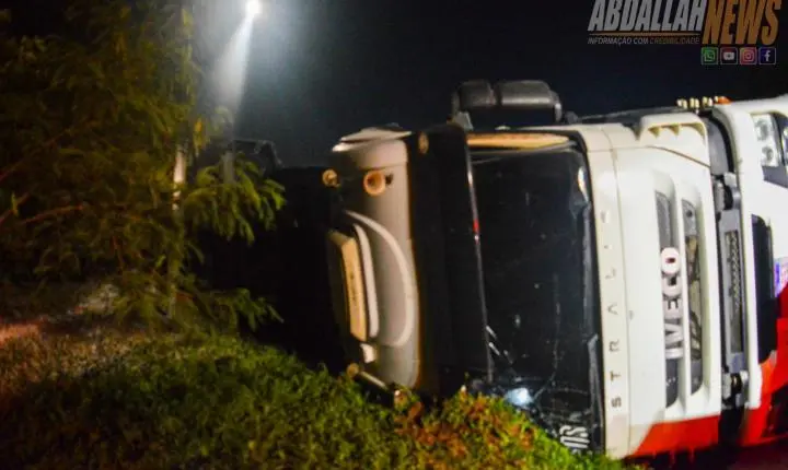 Carreta carregada tomba às margens da PR-323 próximo ao posto da Polícia Rodoviária Iporã