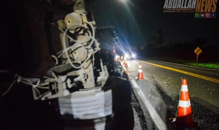 Carreta carregada tomba às margens da PR-323 próximo ao posto da Polícia Rodoviária Iporã