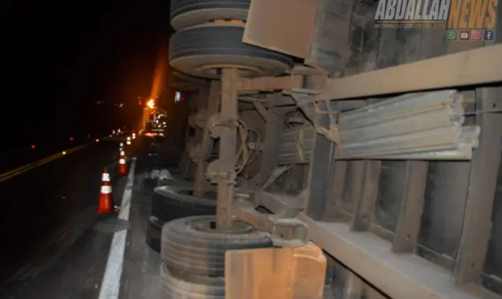 Carreta carregada tomba às margens da PR-323 próximo ao posto da Polícia Rodoviária Iporã