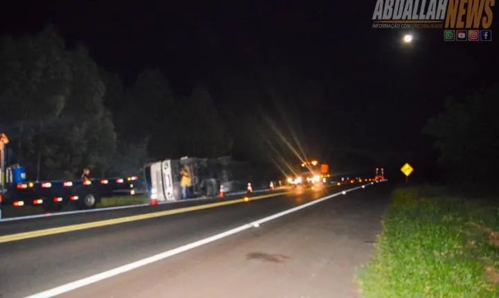Carreta carregada tomba às margens da PR-323 próximo ao posto da Polícia Rodoviária Iporã