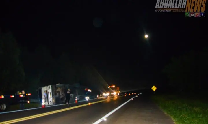 Carreta carregada tomba às margens da PR-323 próximo ao posto da Polícia Rodoviária Iporã
