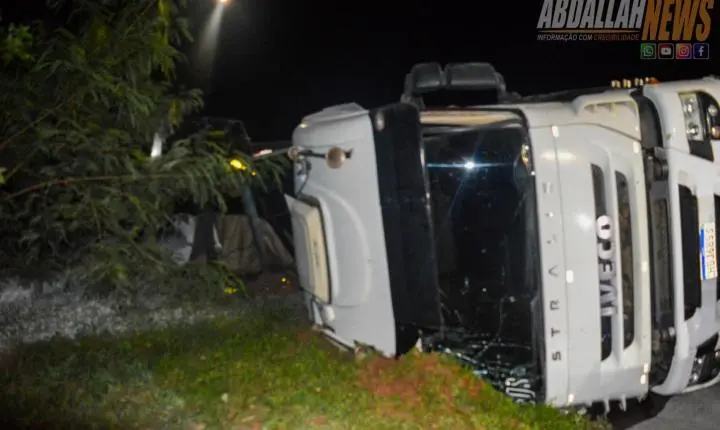 Carreta carregada tomba às margens da PR-323 próximo ao posto da Polícia Rodoviária Iporã