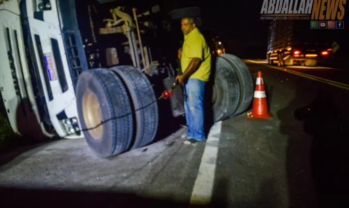 Carreta carregada tomba às margens da PR-323 próximo ao posto da Polícia Rodoviária Iporã