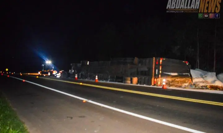 Carreta carregada tomba às margens da PR-323 próximo ao posto da Polícia Rodoviária Iporã