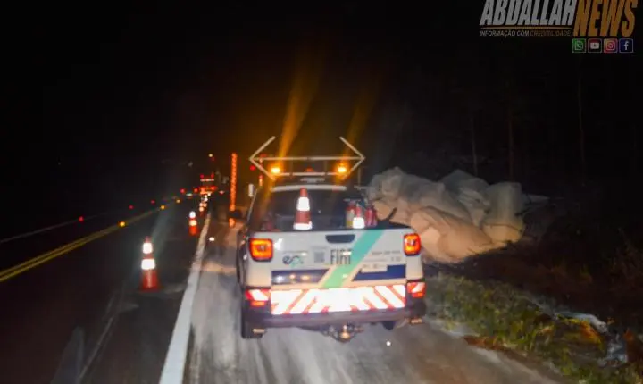 Carreta carregada tomba às margens da PR-323 próximo ao posto da Polícia Rodoviária Iporã