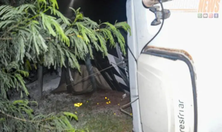Carreta carregada tomba às margens da PR-323 próximo ao posto da Polícia Rodoviária Iporã