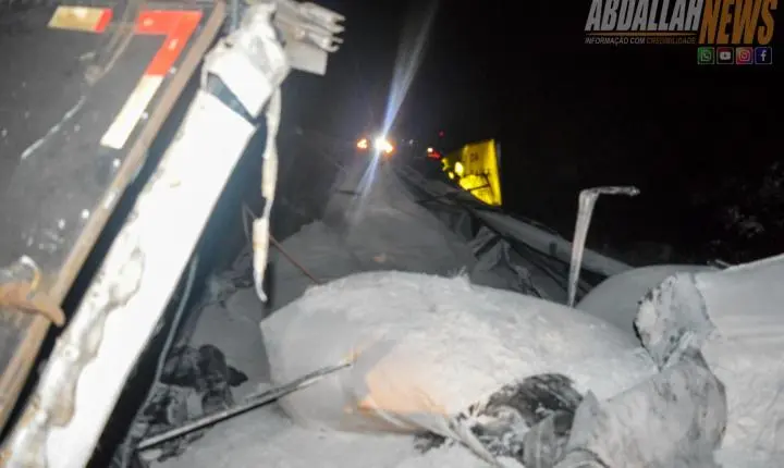 Carreta carregada tomba às margens da PR-323 próximo ao posto da Polícia Rodoviária Iporã