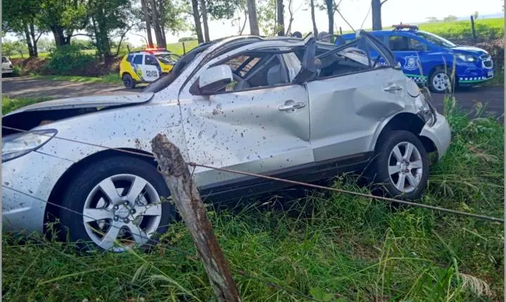 Carro sai da pista e deixa motorista ferido na frente da SOALGO, em Iporã