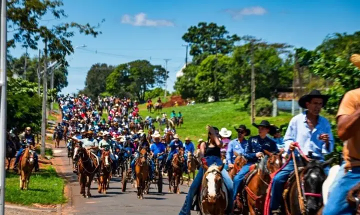 Cavalgada reúne centenas de cavaleiros e movimenta comunidade em Iporã