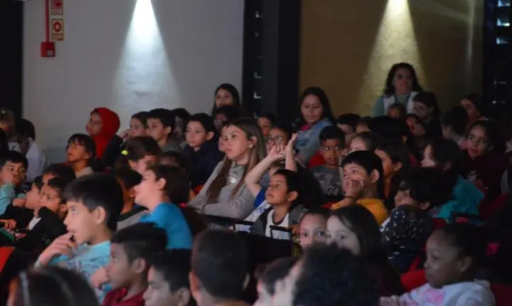 Circo Teatro emociona crianças e leva mensagem de proteção contra o abuso infantil em Iporã