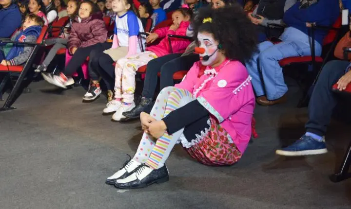 Circo Teatro emociona crianças e leva mensagem de proteção contra o abuso infantil em Iporã