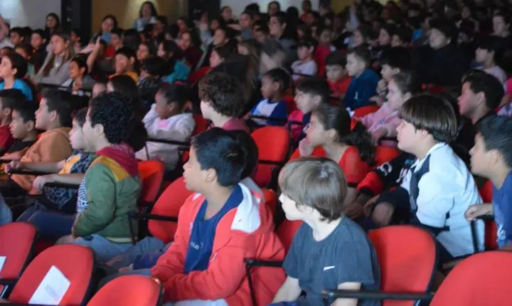 Circo Teatro emociona crianças e leva mensagem de proteção contra o abuso infantil em Iporã