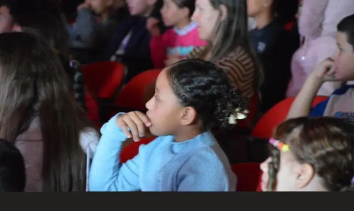 Circo Teatro emociona crianças e leva mensagem de proteção contra o abuso infantil em Iporã