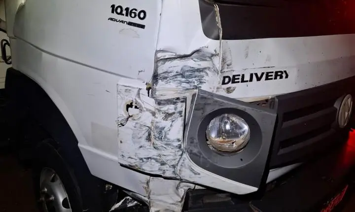 Colisão frontal entre caminhão e van deixa danos materiais na PR-182, em Palotina