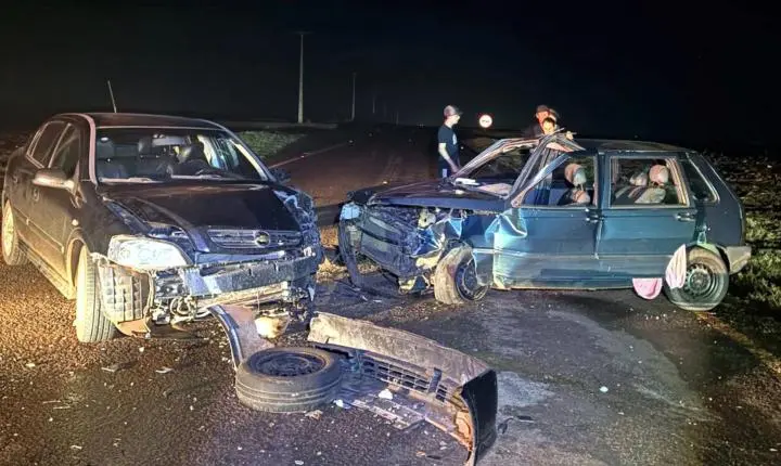 Colisão frontal entre dois carros deixa cinco pessoas feridas na PR-364