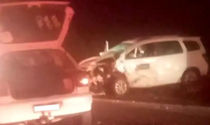 Colisão frontal entre veículo da Saúde e carro de passeio deixa cinco feridos na PR-323