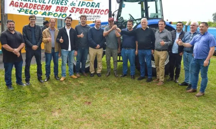 A Comunidade Santa Izabel/Norte Sul de Iporã recebe novo trator e celebra investimento para fortalecer agricultura em Iporã