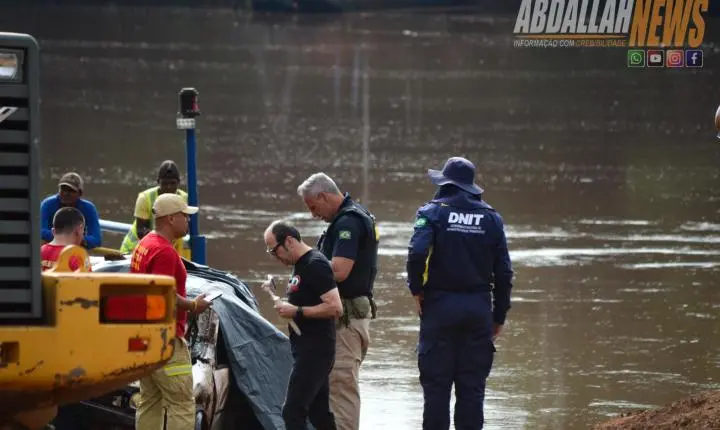 Corsa passa direto por acesso à balsa, cai no Rio Piquiri e jovem de 23 anos morre