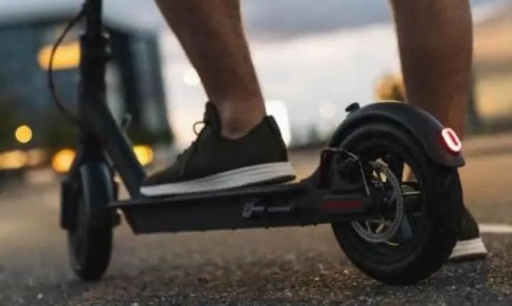 Criança tem patinete furtado em frente a ginásio de esportes em Cafezal do Sul