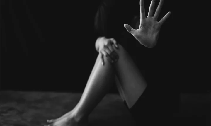 Discussão por ciúmes termina com mulher agredida, jogada no chão e ameaçada de morte em Iporã