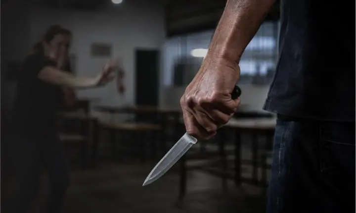 Discussão termina em agressão e ameaça com faca em centro de convivência