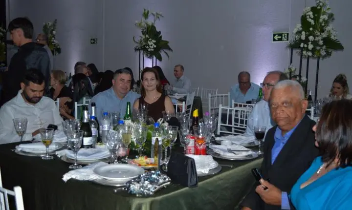Empreendedores de Iporã são homenageados no evento “Destaque do Ano 2024” da Associação Comercial