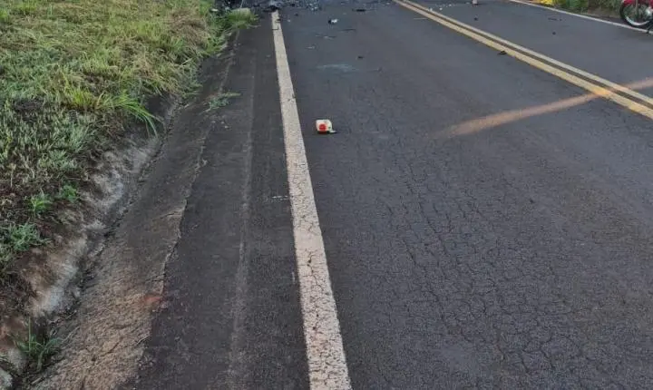 Fiat Strada pega fogo após colisão com VW Polo na PR-490
