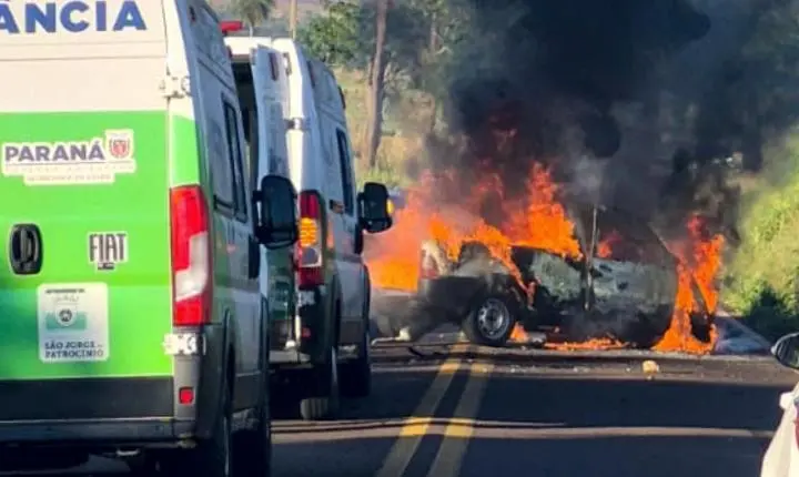 Fiat Strada pega fogo após colisão com VW Polo na PR-490