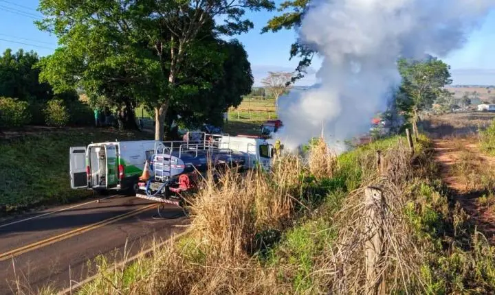 Fiat Strada pega fogo após colisão com VW Polo na PR-490