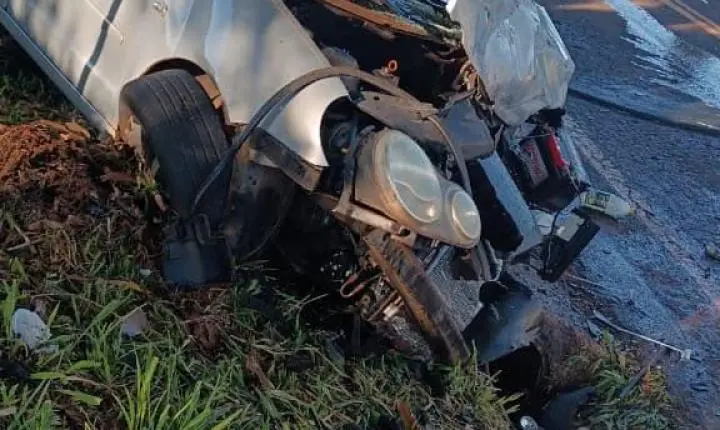 Fiat Strada pega fogo após colisão com VW Polo na PR-490